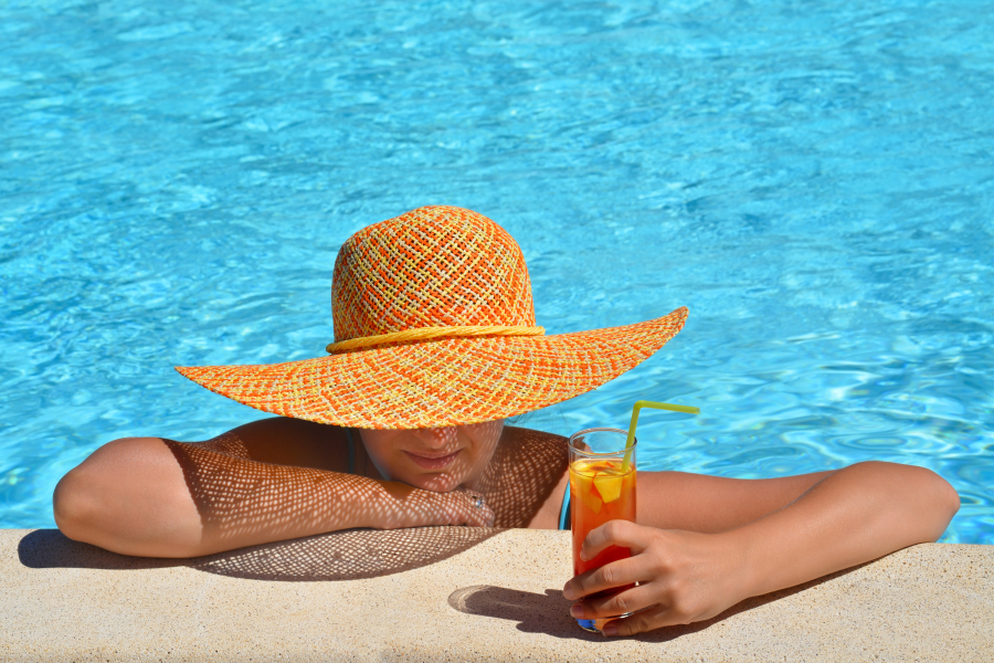 détente à la piscine du camping le Mas de Mourgues vauvert